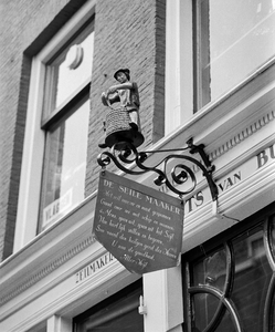 64766 Afbeelding van het uithangbord De Seile Maaker aan de voorgevel van het winkelhuis Lammerts van Bueren Sport ...